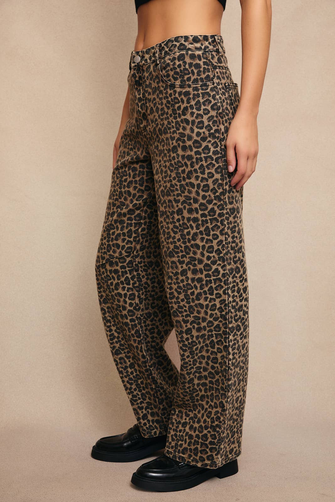 MID-RISE LEOPARD PRINT BOYFRIEND JEANS: BROWN-BLACK LEOPARD