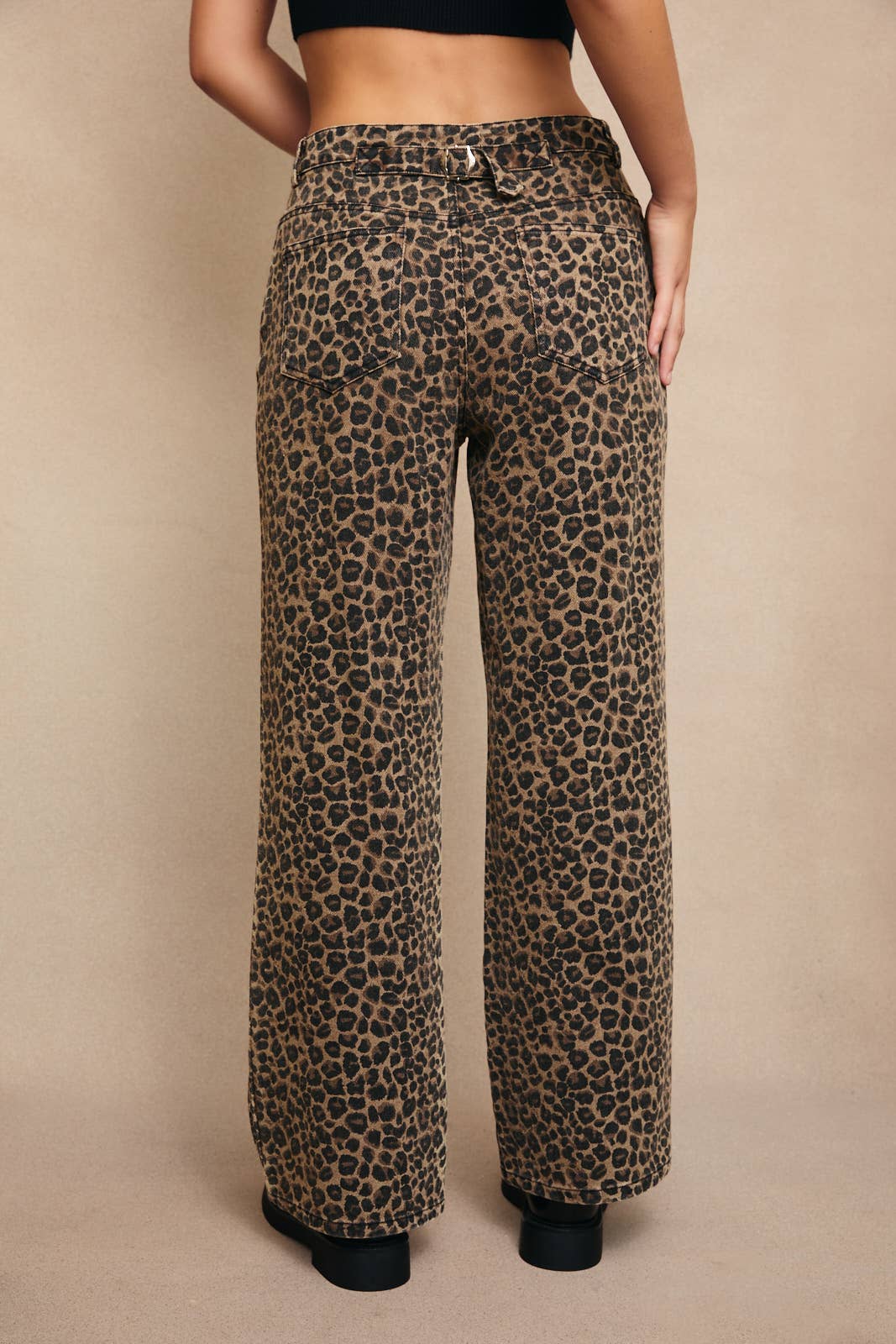MID-RISE LEOPARD PRINT BOYFRIEND JEANS: BROWN-BLACK LEOPARD