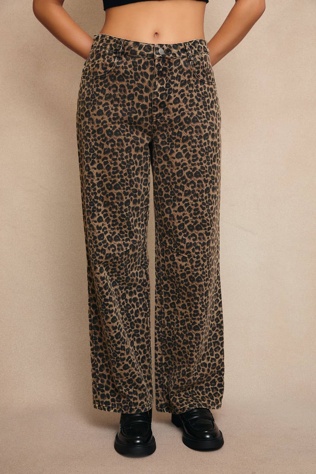 MID-RISE LEOPARD PRINT BOYFRIEND JEANS: BROWN-BLACK LEOPARD