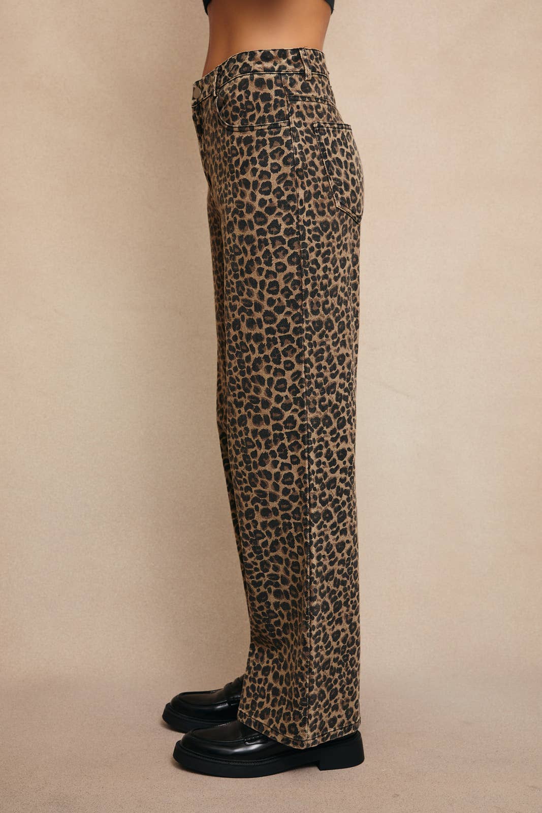 MID-RISE LEOPARD PRINT BOYFRIEND JEANS: BROWN-BLACK LEOPARD