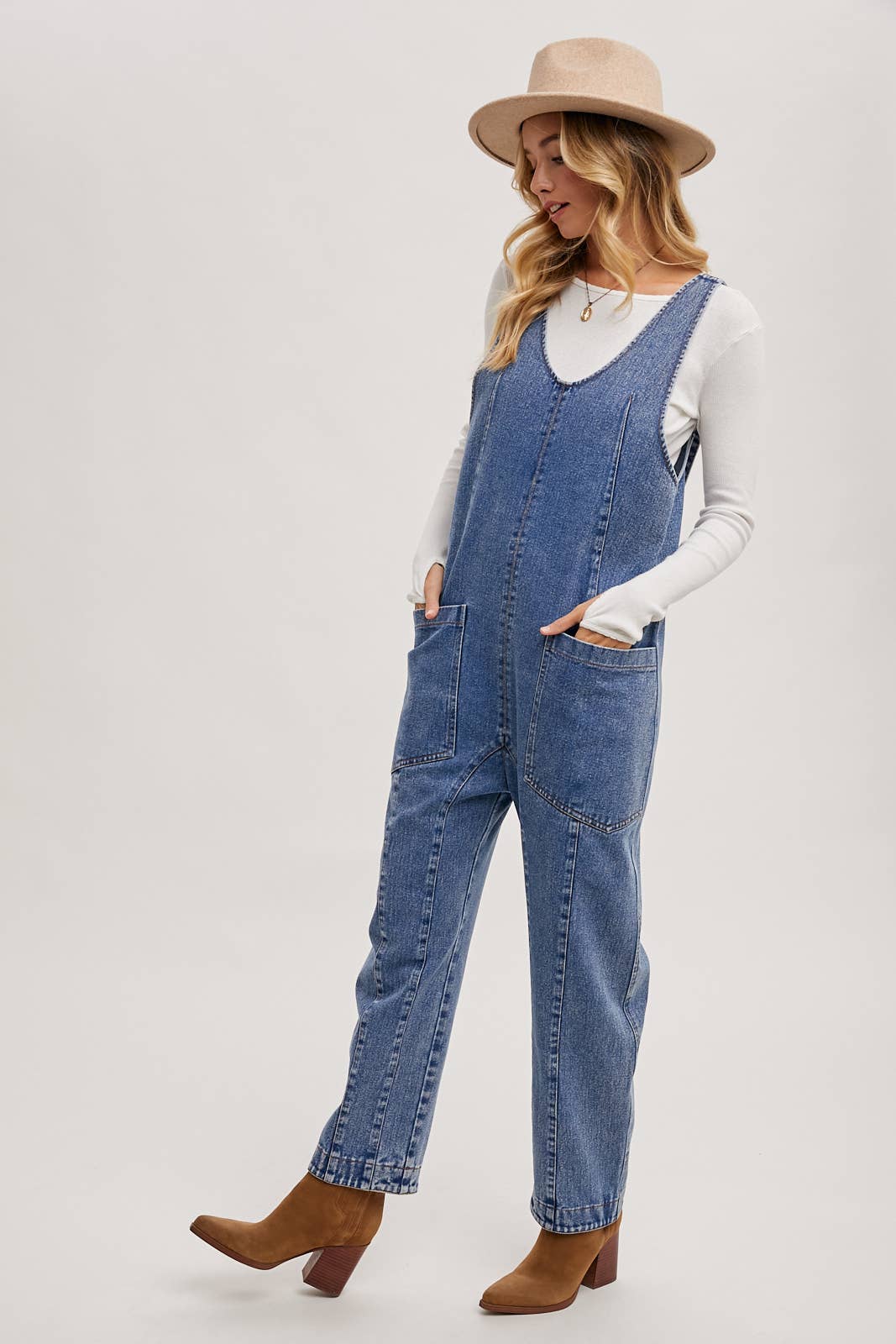 DENIM JUMPSUIT IN A RELAXED FIT WITH HAREM LEGS: LT.WASH