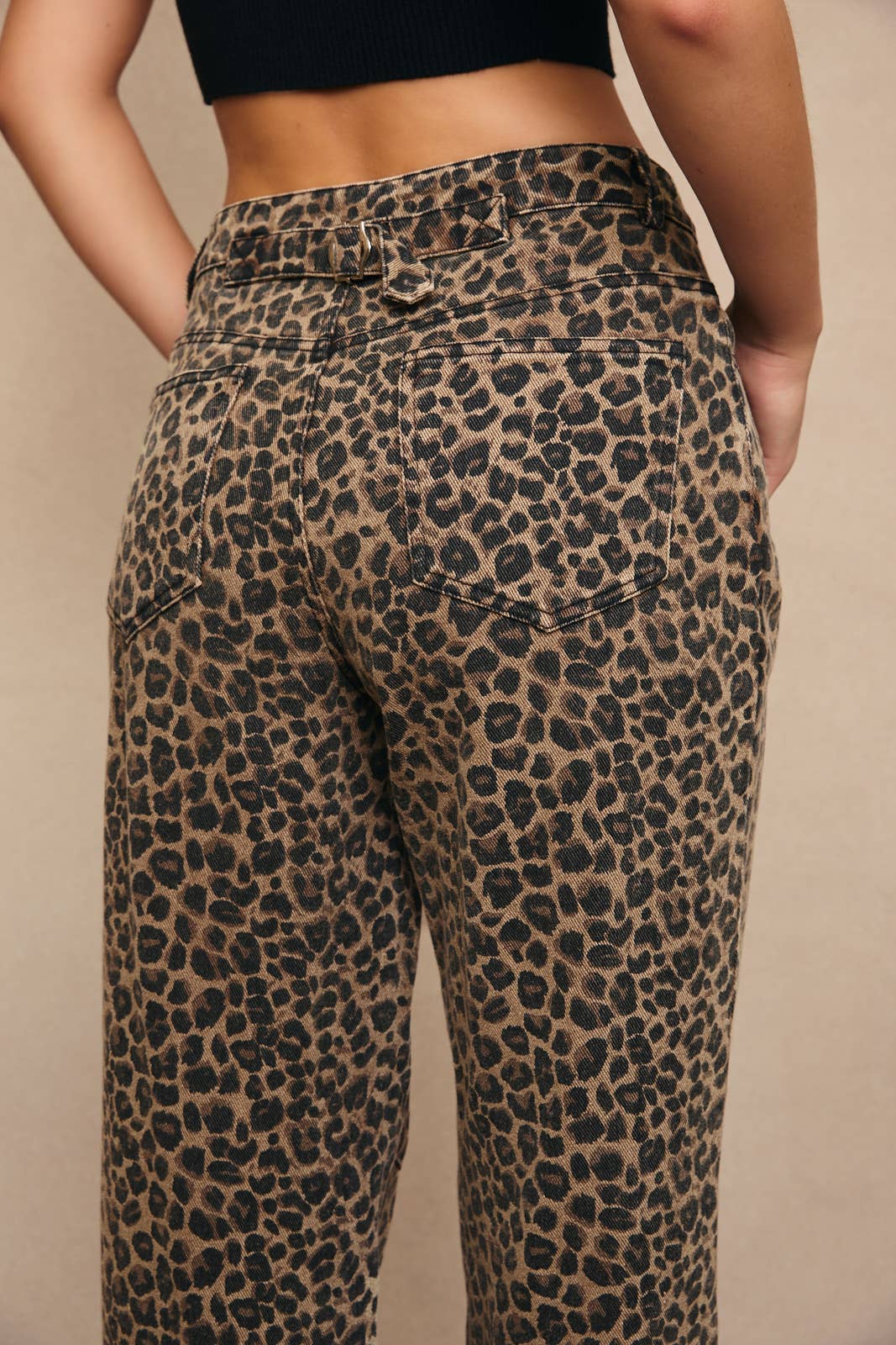MID-RISE LEOPARD PRINT BOYFRIEND JEANS: BROWN-BLACK LEOPARD