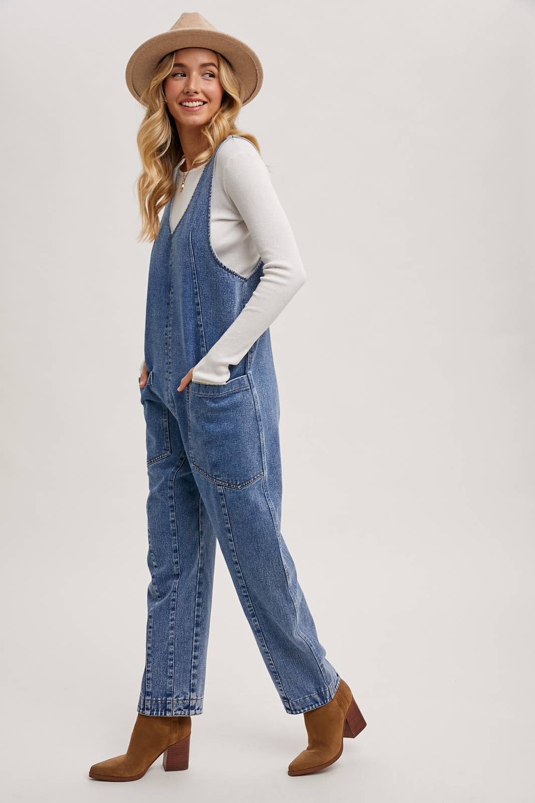 DENIM JUMPSUIT IN A RELAXED FIT WITH HAREM LEGS: LT.WASH