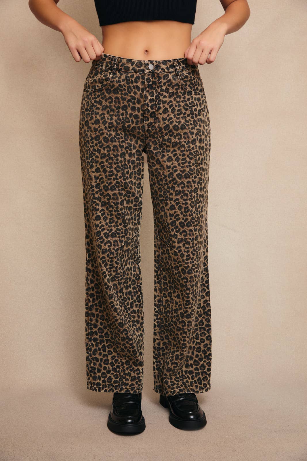 MID-RISE LEOPARD PRINT BOYFRIEND JEANS: BROWN-BLACK LEOPARD