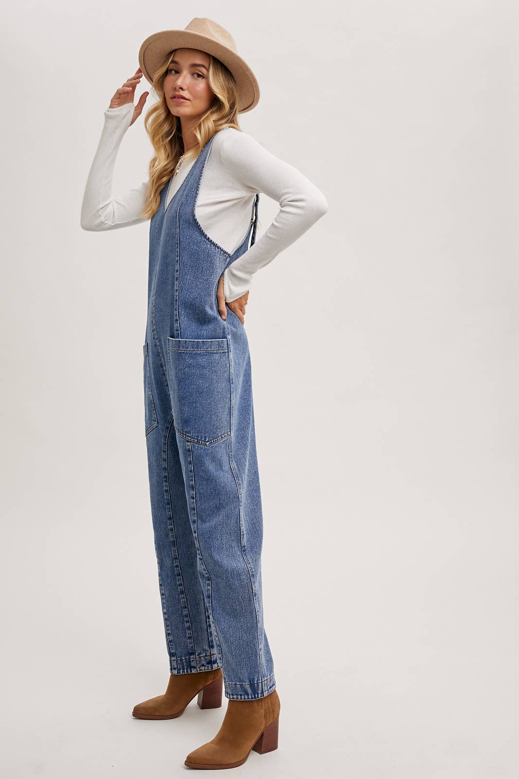DENIM JUMPSUIT IN A RELAXED FIT WITH HAREM LEGS: LT.WASH