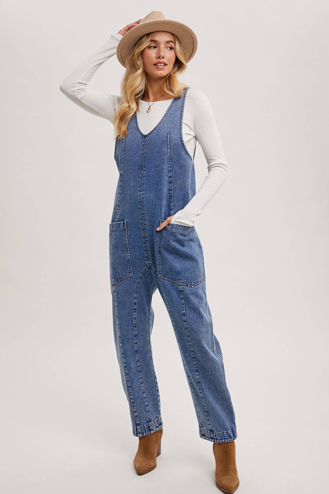 DENIM JUMPSUIT IN A RELAXED FIT WITH HAREM LEGS: LT.WASH