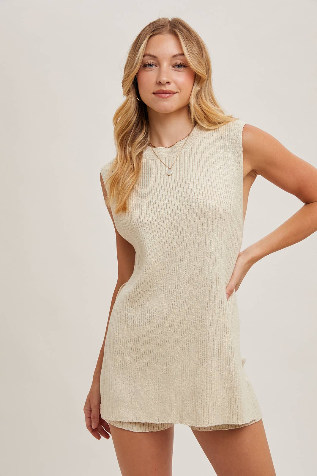 SLEEVELESS SIDE SLIT & SHORT KNIT SWEATER SET: NATURAL