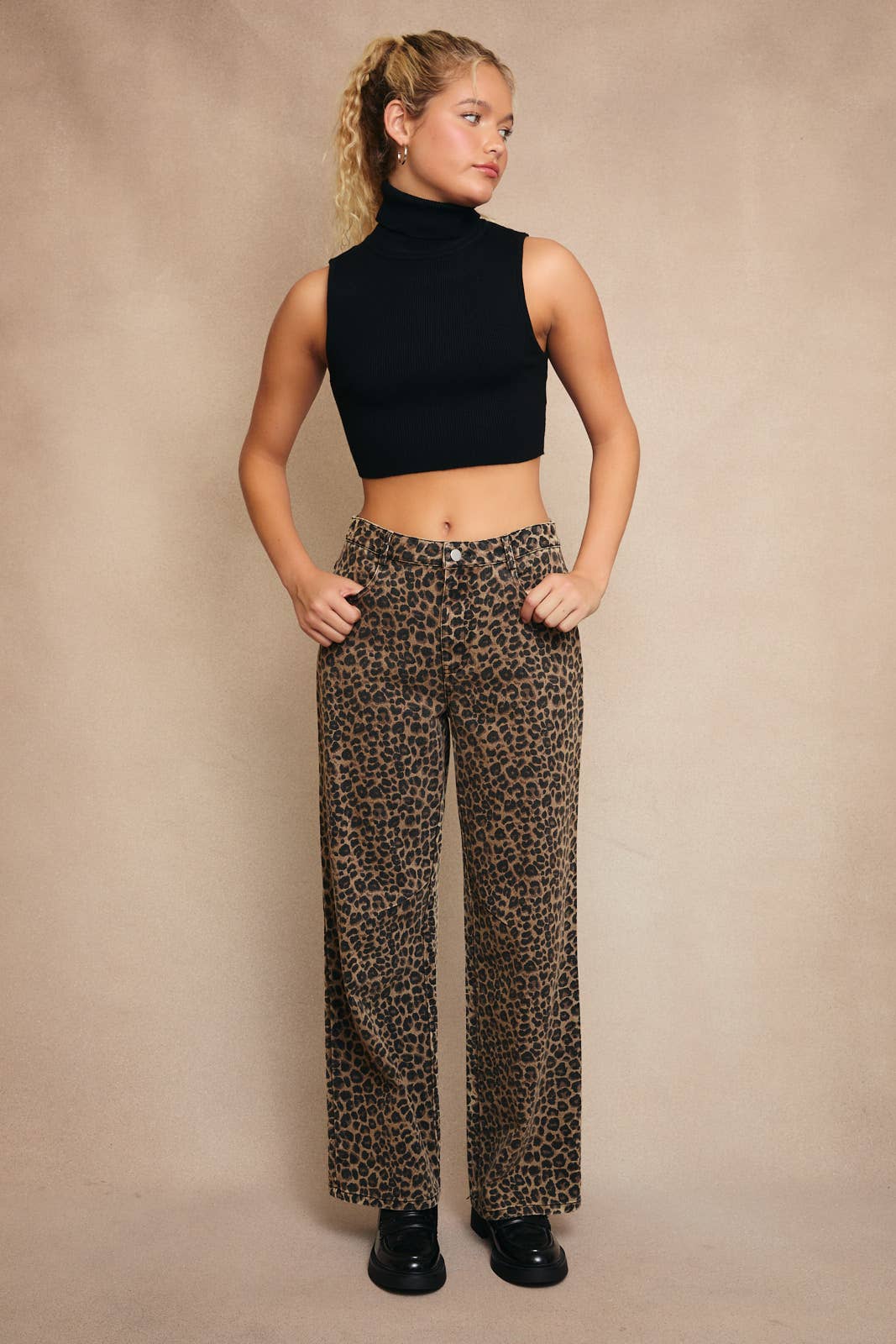 MID-RISE LEOPARD PRINT BOYFRIEND JEANS: BROWN-BLACK LEOPARD
