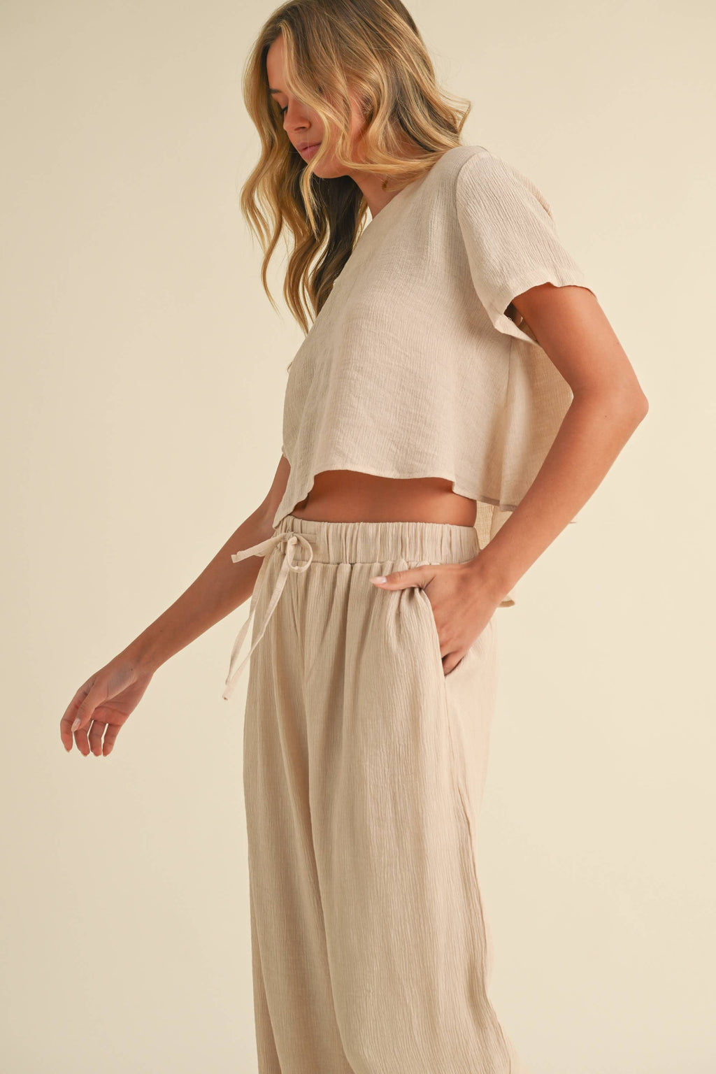 GAUZE SHORT SLEEVE CROP TOP AND STRAIGHT PANTS SET: Beige